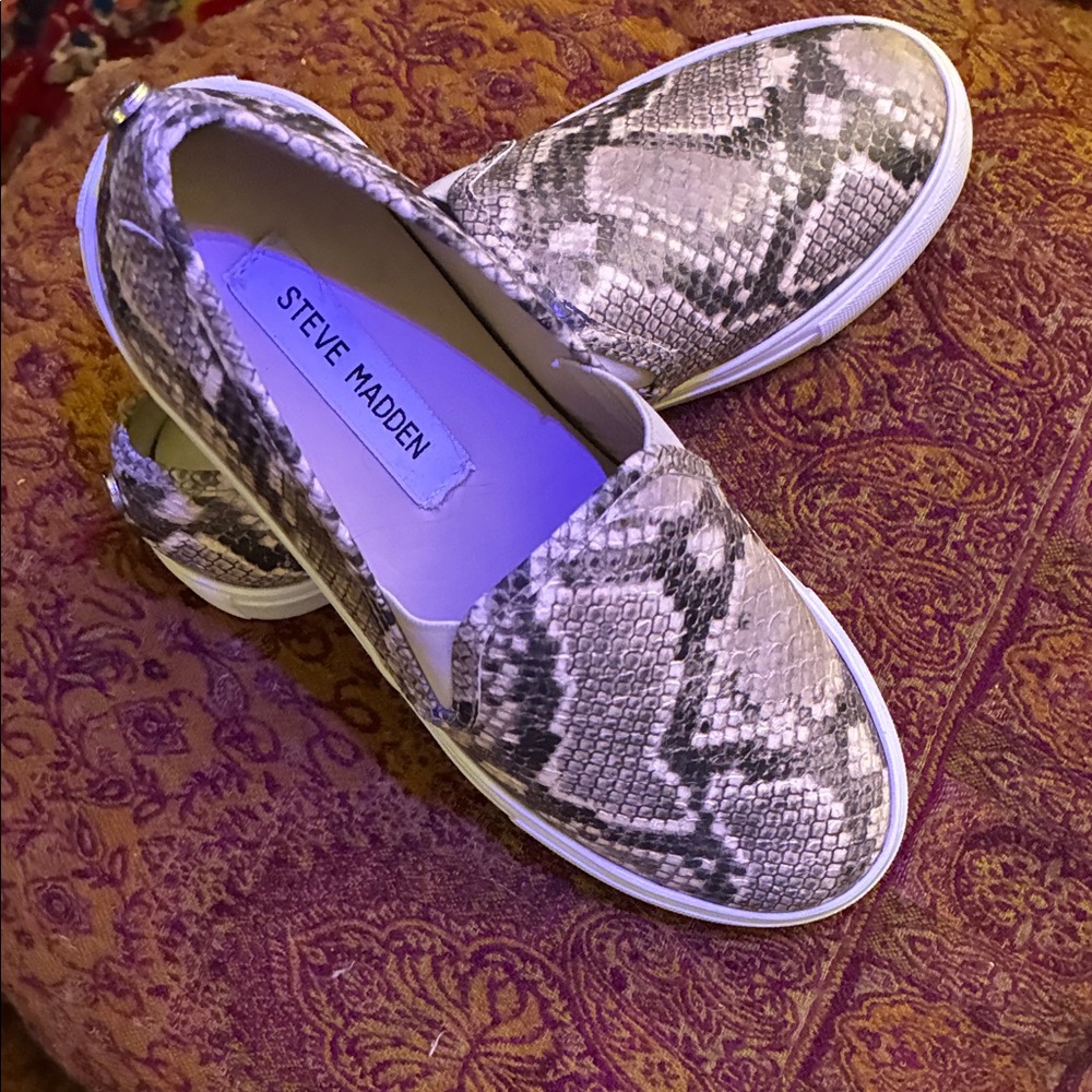 Steve Madden Python Pattern Slip-On Shoes - Picture 2 of 3